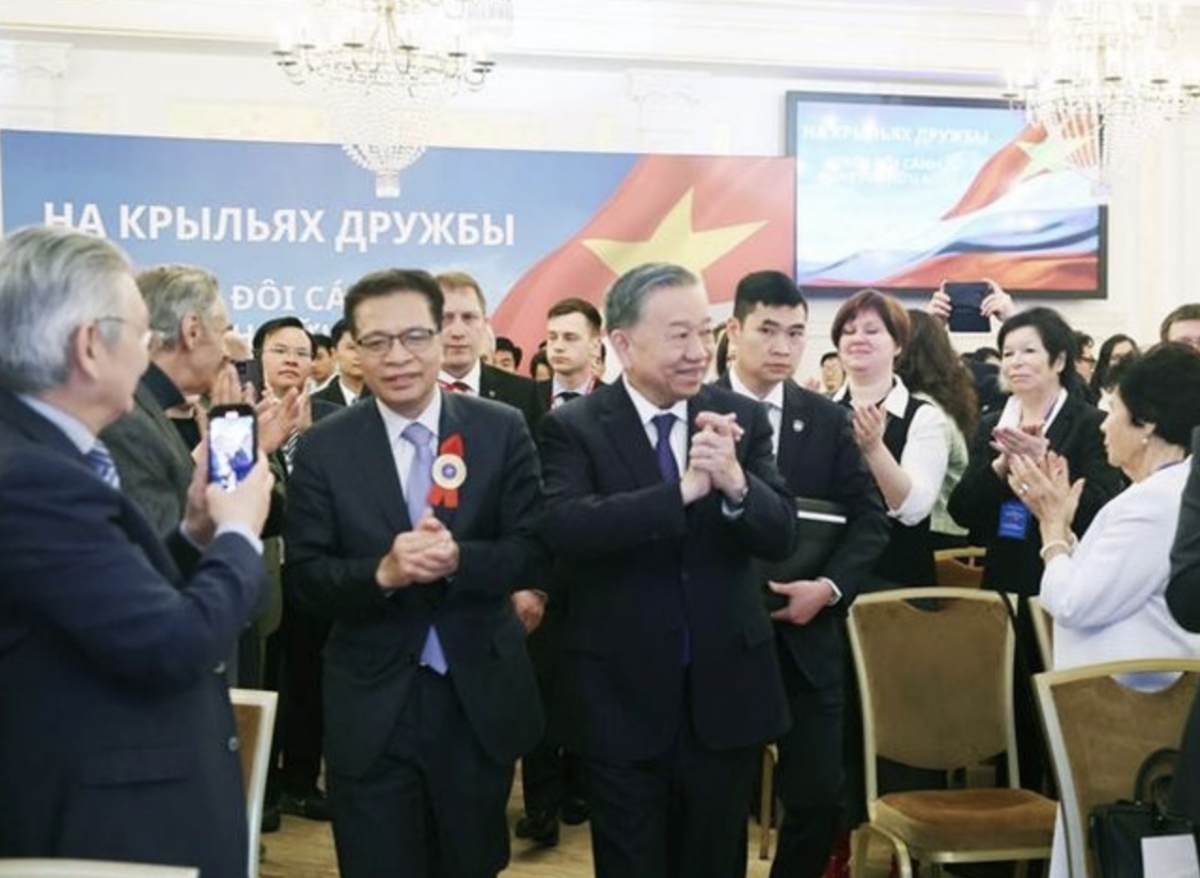 Party General Secretary To Lam meets with Russian scholars, intellectuals, and experts who previously supported Vietnam. (Photo: VNA)