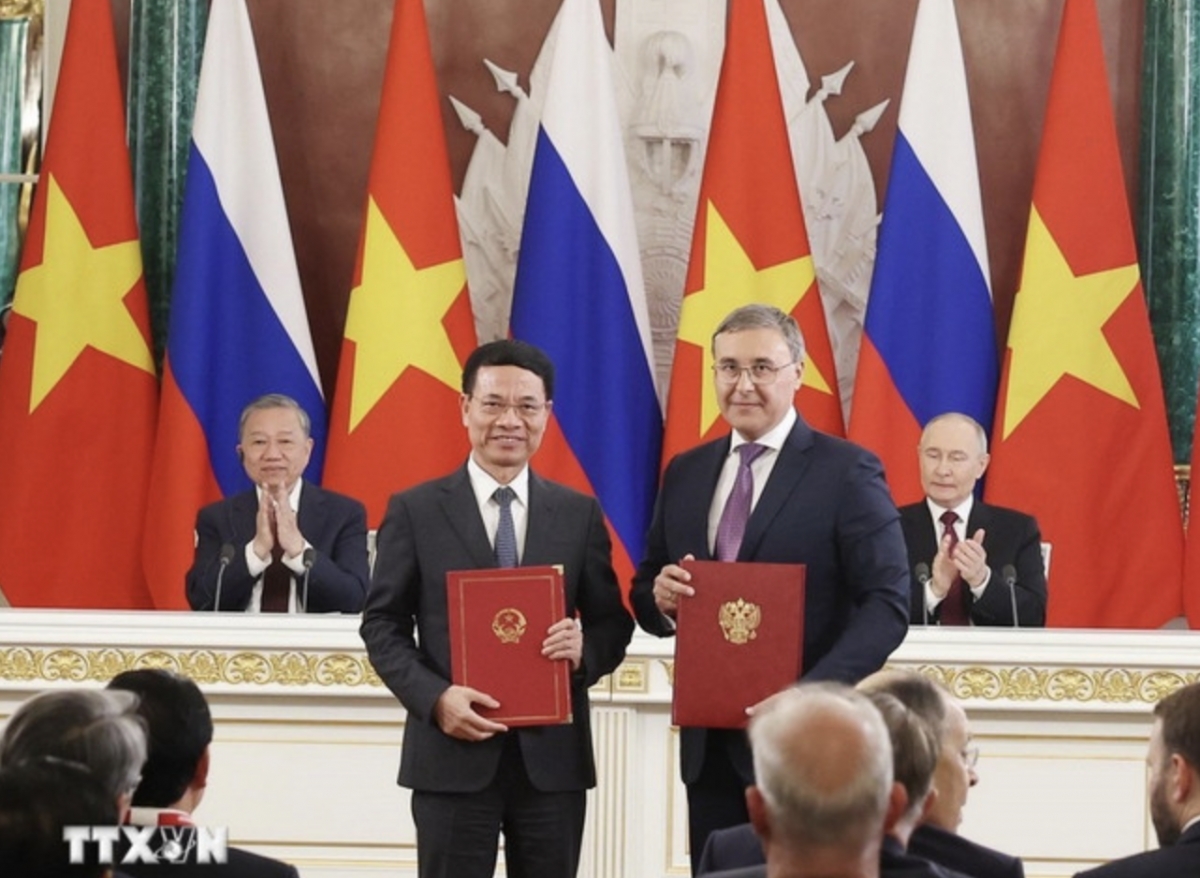 Party General Secretary To Lam and President Vladimir Putin witness the signing of an agreement between the two ministries of ccience and technology. (Photo: VNA)