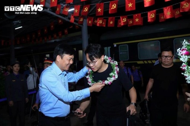 Vietnam Railways welcomes the first international passengers on the cross-border passenger train  from China after a five-year COVID-inflicted hiatus (Photo: BCR)