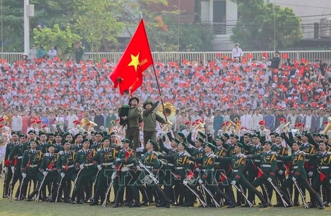 An artistic performance reenacting the image of the "Determination to Fight - Determination to Win" flag of the Vietnam People's Army flying on the roof of the De Castries bunker at the 70th Anniversary of Dien Bien Phu Victory on May 7, 2024. (Photo: VNA)