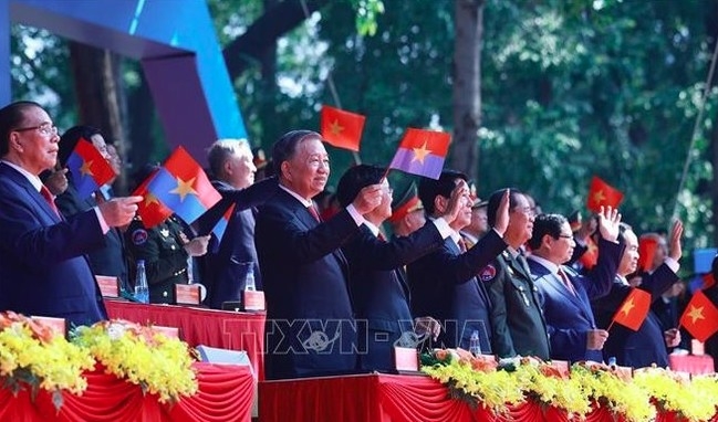 General Secretary To Lam and delegates watch the parade marking the 50th anniversary of the liberation of the South and National Reunification on April 30, 2025. (Photo: VNA)