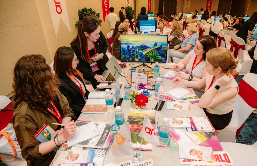 Representatives of hotels, resorts, and travel businesses from Nha Trang, Phan Thiet, Phu Quoc, and Da Nang introduce their products at the event