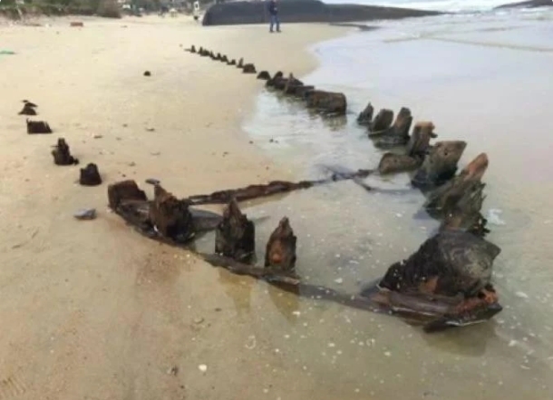 A recently uncovered shipwreck off Thinh My coast in Hoi An city (Photo: baotuoitre)