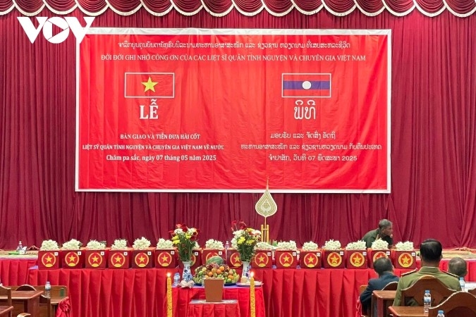 The handover ceremony of the remains of Vietnamese volunteer soldiers and experts who sacrificed their lives in Laos