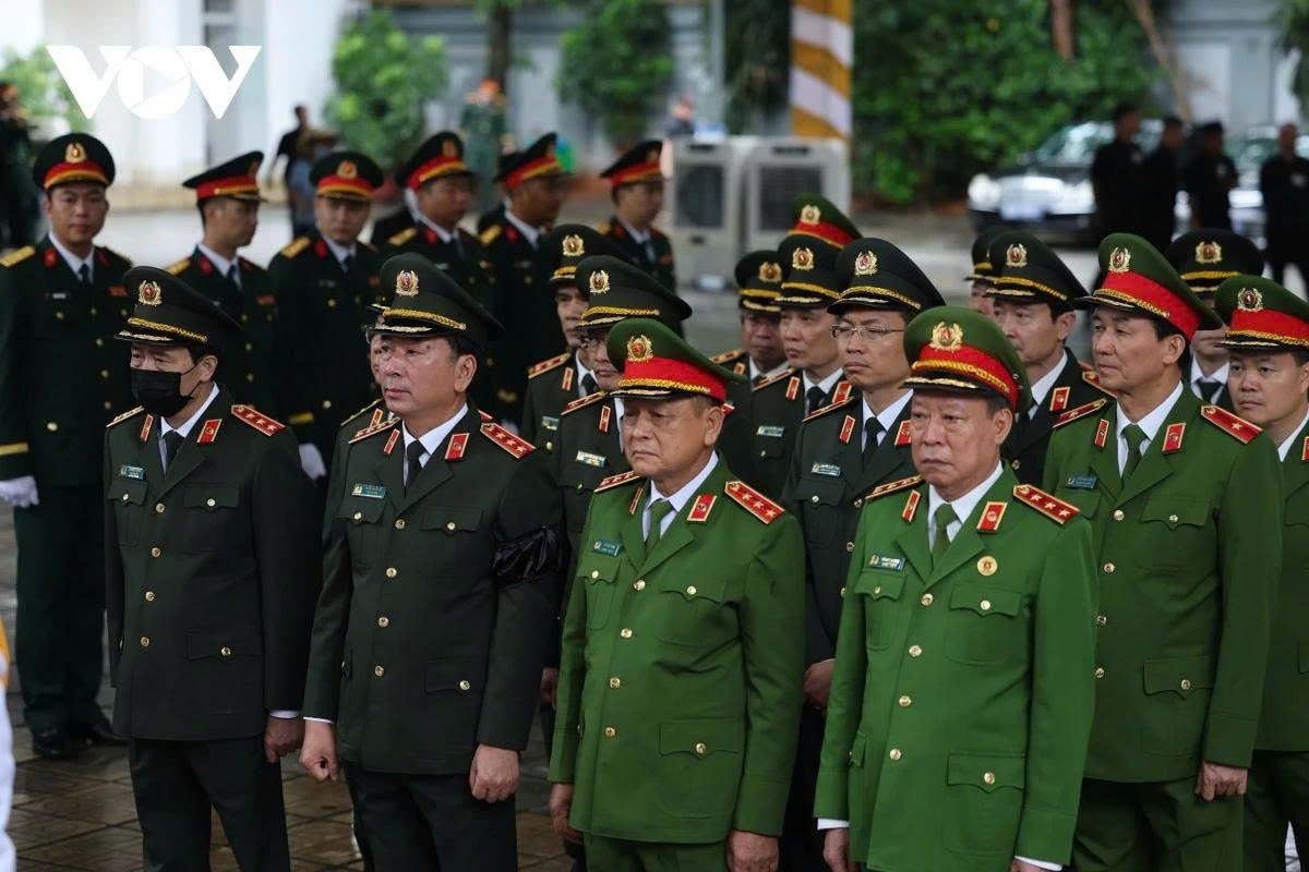 The Central Public Security Party Committee of the Ministry of Public Security headed by member of the Party Central Committee, Deputy Secretary of the Central Public Security Party Committee, Deputy Minister of Public Security Senior Lieutenant General Tran Quoc To, pay tribute to comrade Tran Duc Luong.