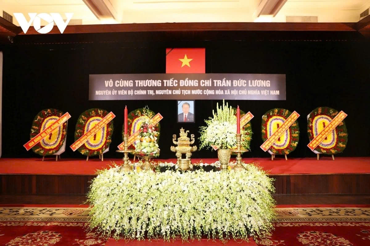At the same time, the respect-paying ceremony for former State President Tran Duc Luong is solemnly held at the Thong Nhat Hall in Ho Chi Minh City.