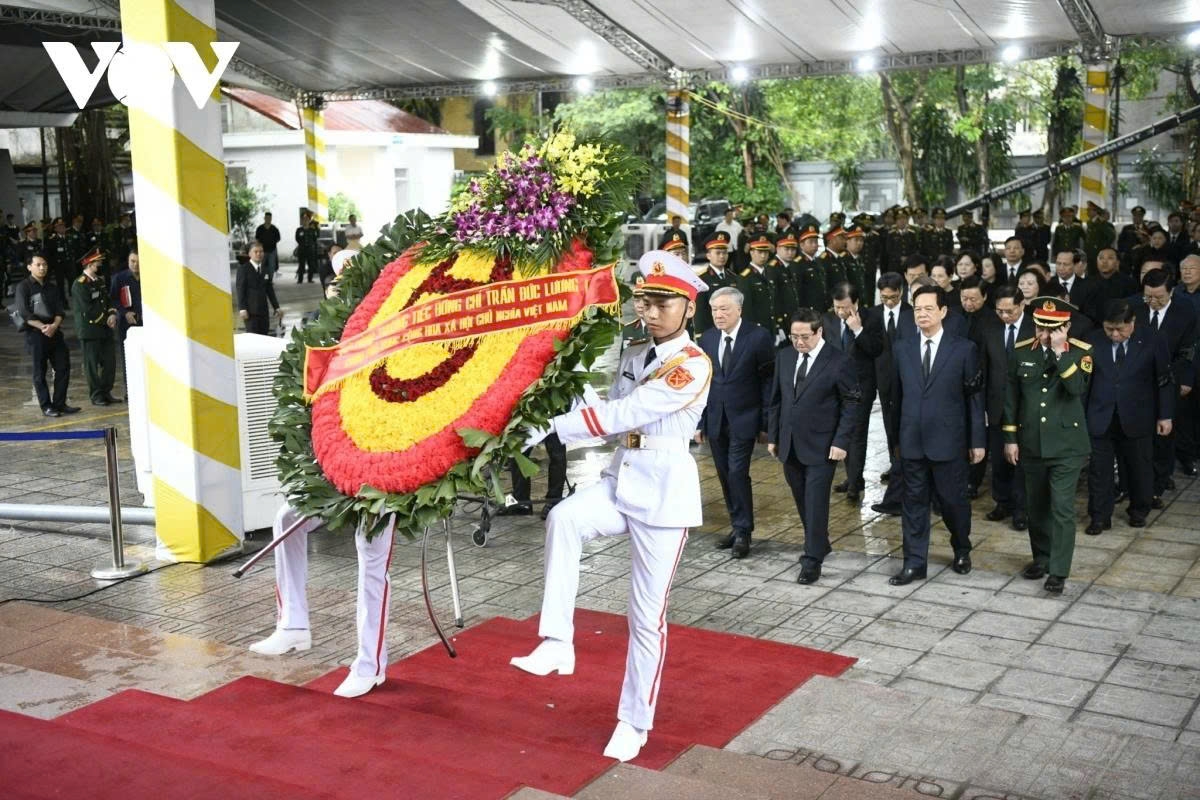 Politburo member and Prime Minister Pham Minh Chinh heads the Government delegation to pay tribute to the late former President and express sympathy to the bereaved family.