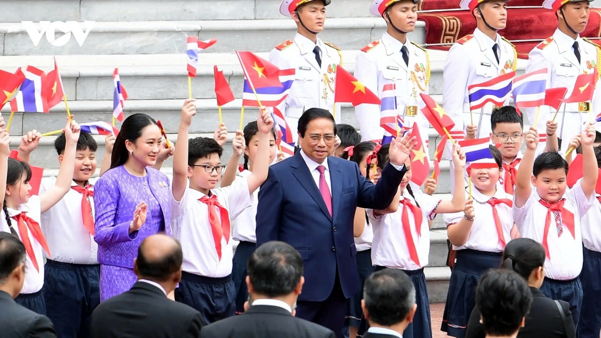Prime Minister Pham Minh Chinh of Vietnam and Prime Minister Paetongtarn Shinawatra of Thailand during a welcoming ceremony in Hanoi on May 16