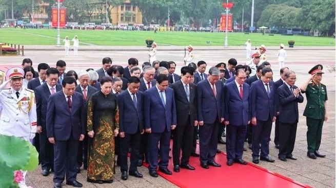 The delegation pays floral tribute to President Ho Chi Minh at his mausoleum (Photo:VNA)