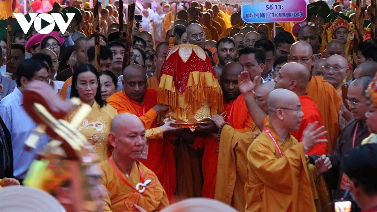 The Sarira of the Buddha has brought to Quan The Am Pagoda in Da Nang for veneration