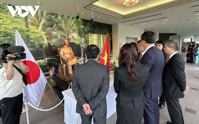 The statue of President Ho Chi Minh is placed in the most prominent position within the Vietnam – Ho Chi Minh space in Mimasaka, drawing crowds of both local residents and visitors from home and abroad.