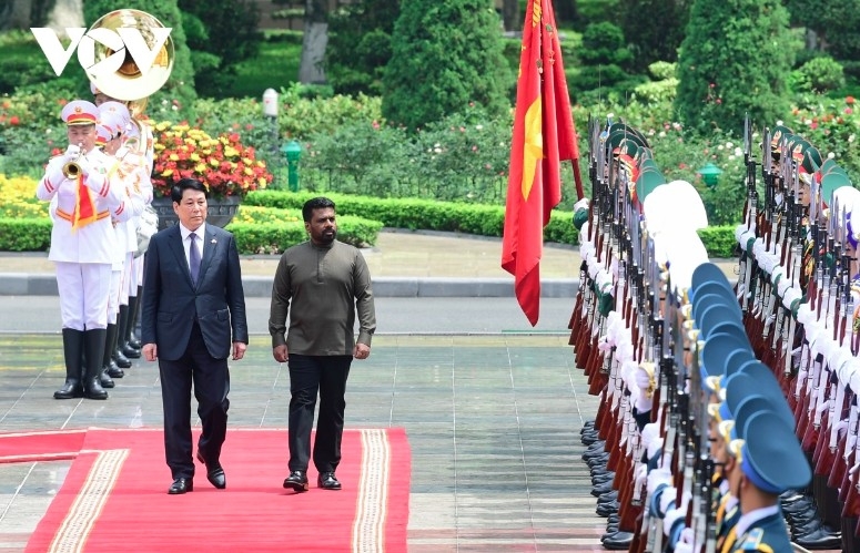 President Luong Cuong and his Sri Lankan counterpart Anura Kumara Dissanayaka review the Guard of Honour of the Vietnam People’s Army.