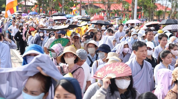 Thousands queue outside, hoping for a chance to venerate the Sarira of Lord Buddha