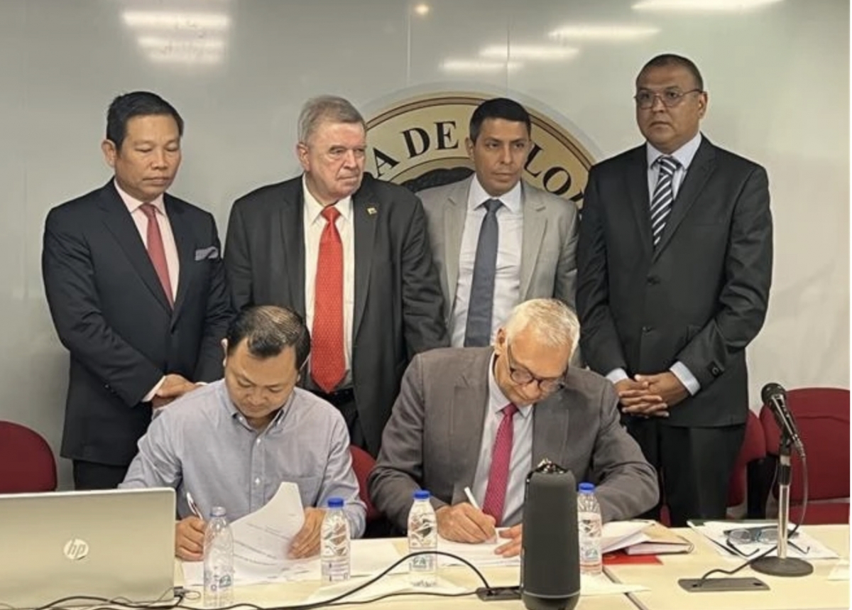 At the signing ceremony of a memorandum of understanding to promote and distribute Vietnamese agricultural machinery in Venezuela and Latin American market (Photo courtesy of the Vietnamese embassy in Venezuela).