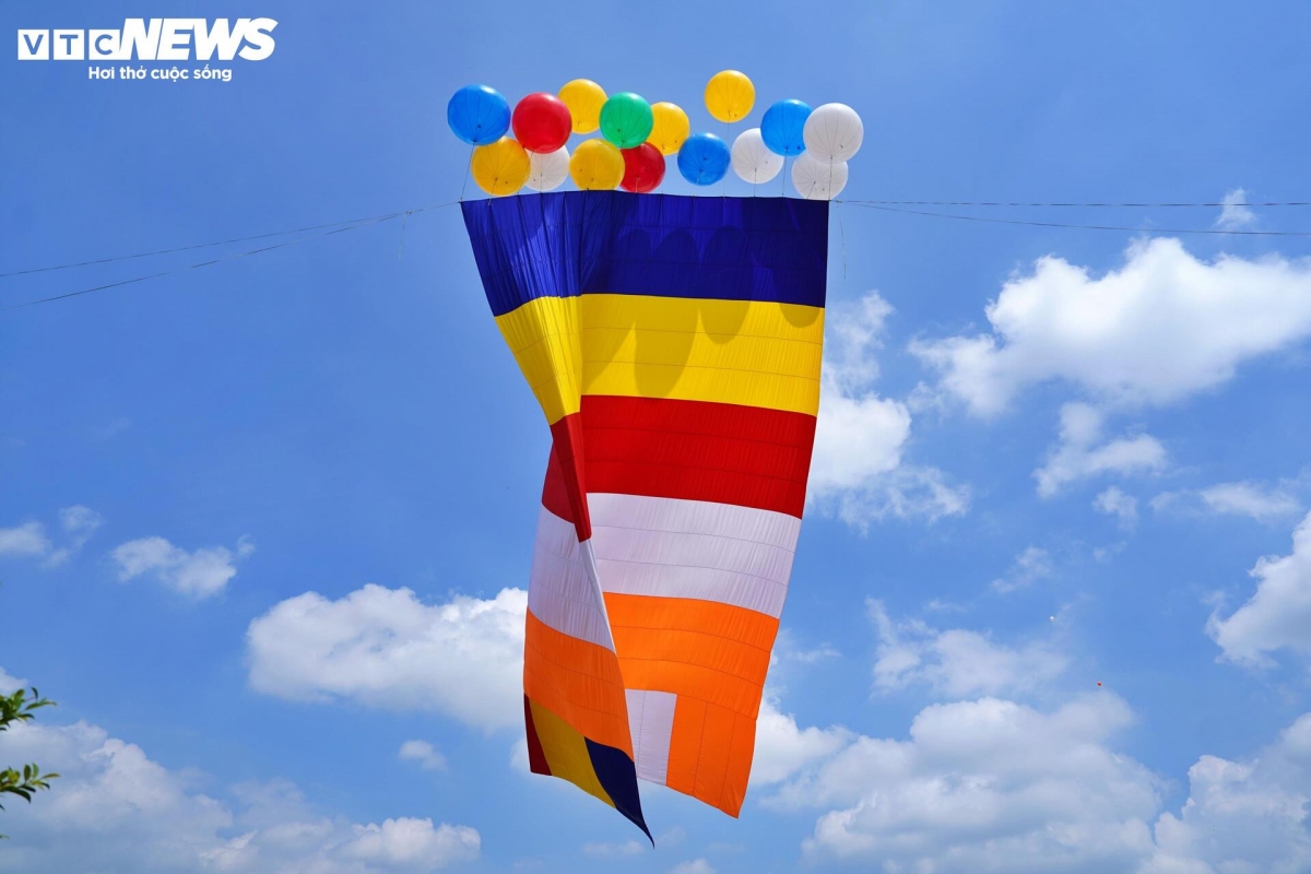A 500m² Buddhist flag is raised in Binh Chanh District, Ho Chi Minh City