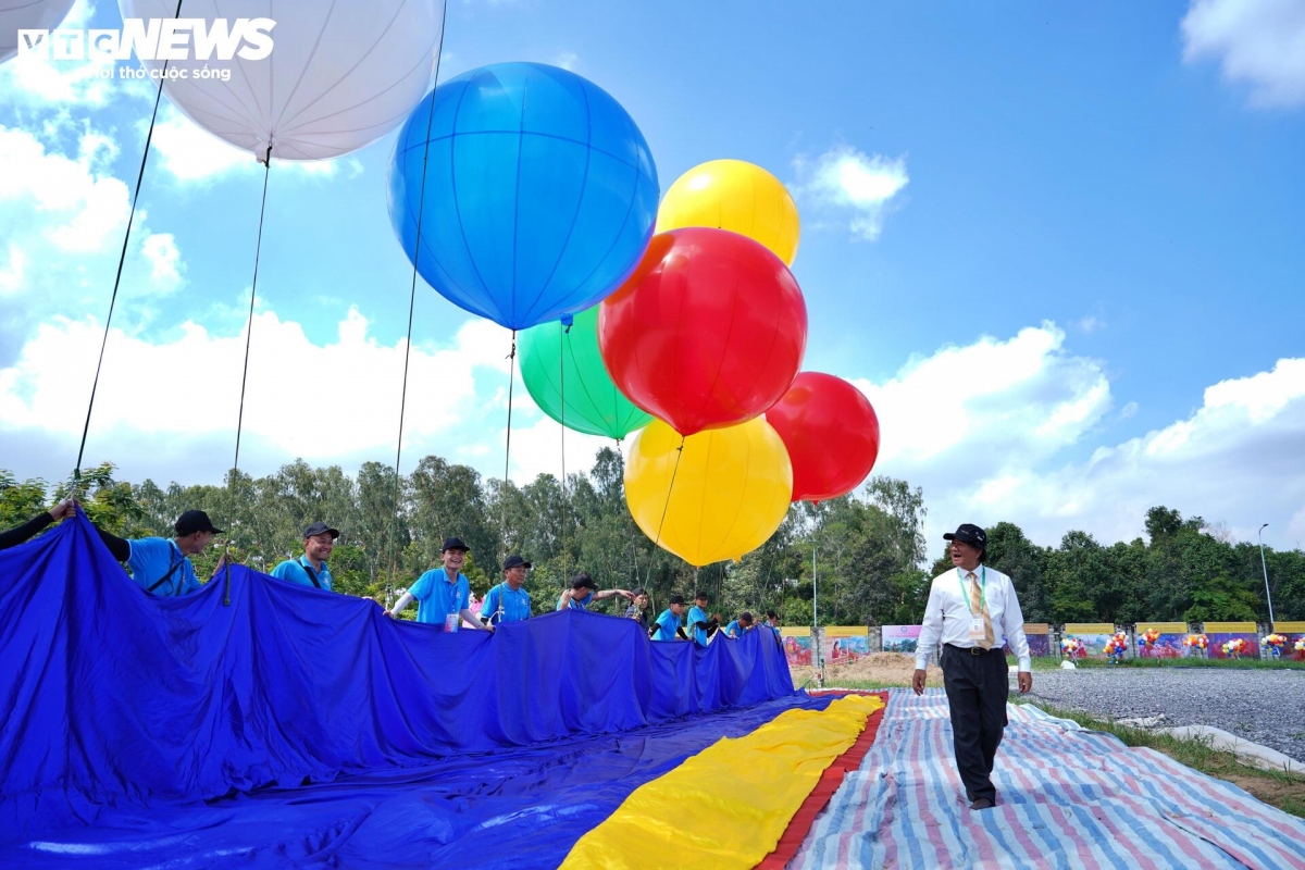 Made from ultra-durable fabric, the five-color flag follows the international Buddhist flag standard