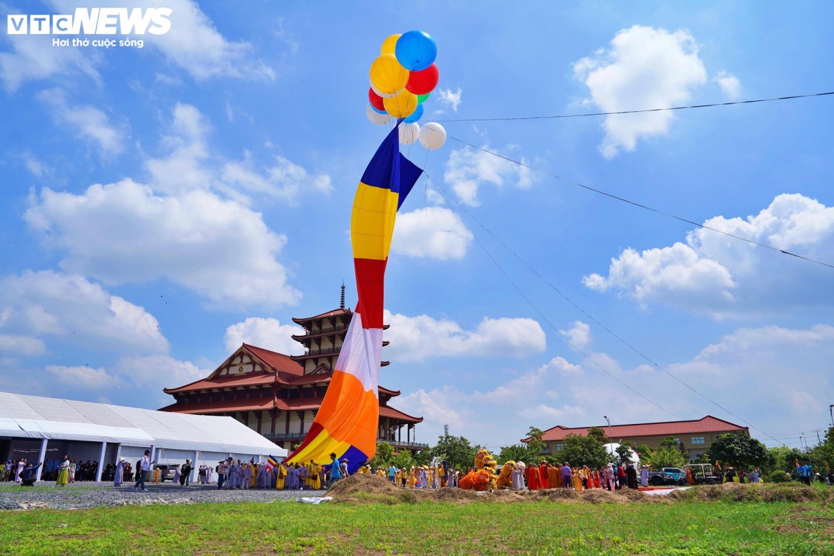 Ground crews meticulously prepare to ensure the 500m² flag unfolds gracefully in the sky