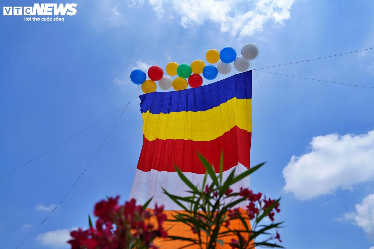 The flag measures 25.69m in length, symbolizing Buddhism’s 2,569-year history, and 19.47m in width