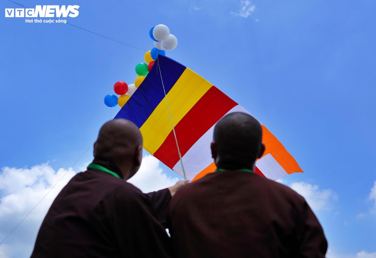 The flag represents unity across five continents and conveys a message of peace and compassion, aligned with this year’s Vesak theme