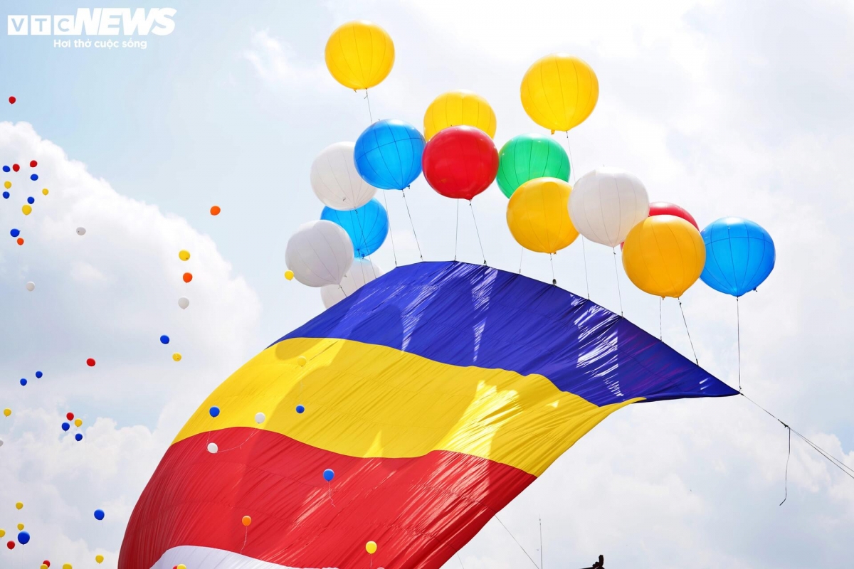 The hoisting of the 500m² flag marks a highlight of UN Day of Vesak 2025 in Ho Chi Minh City