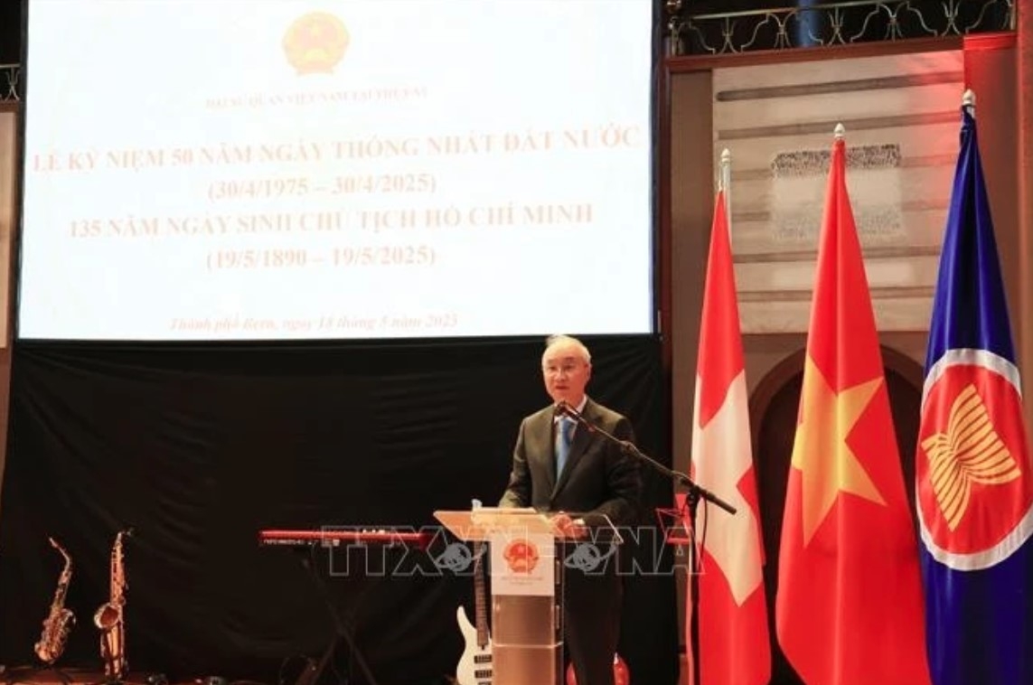 Vietnamese Ambassador to Switzerland Phung The Long speaks at the ceremony.