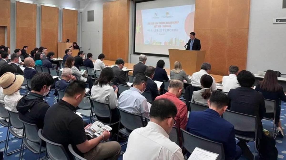 Bui Quang Hung, deputy director of the Trade Promotion Agency, speaks at the event