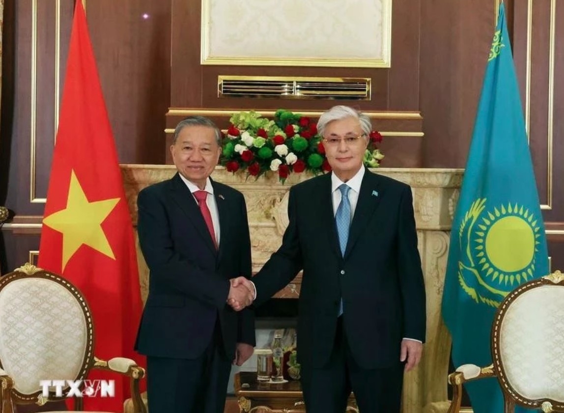 Kazakh President Kassym-Jomart Tokayev (R) welcomes Vietnamese Party General Secretary To Lam.