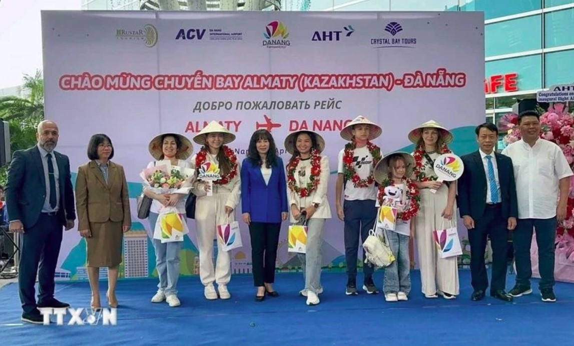 The first passengers arriving in Da Nang on the direct flight from Kazakhstan are presented with flowers and gifts.