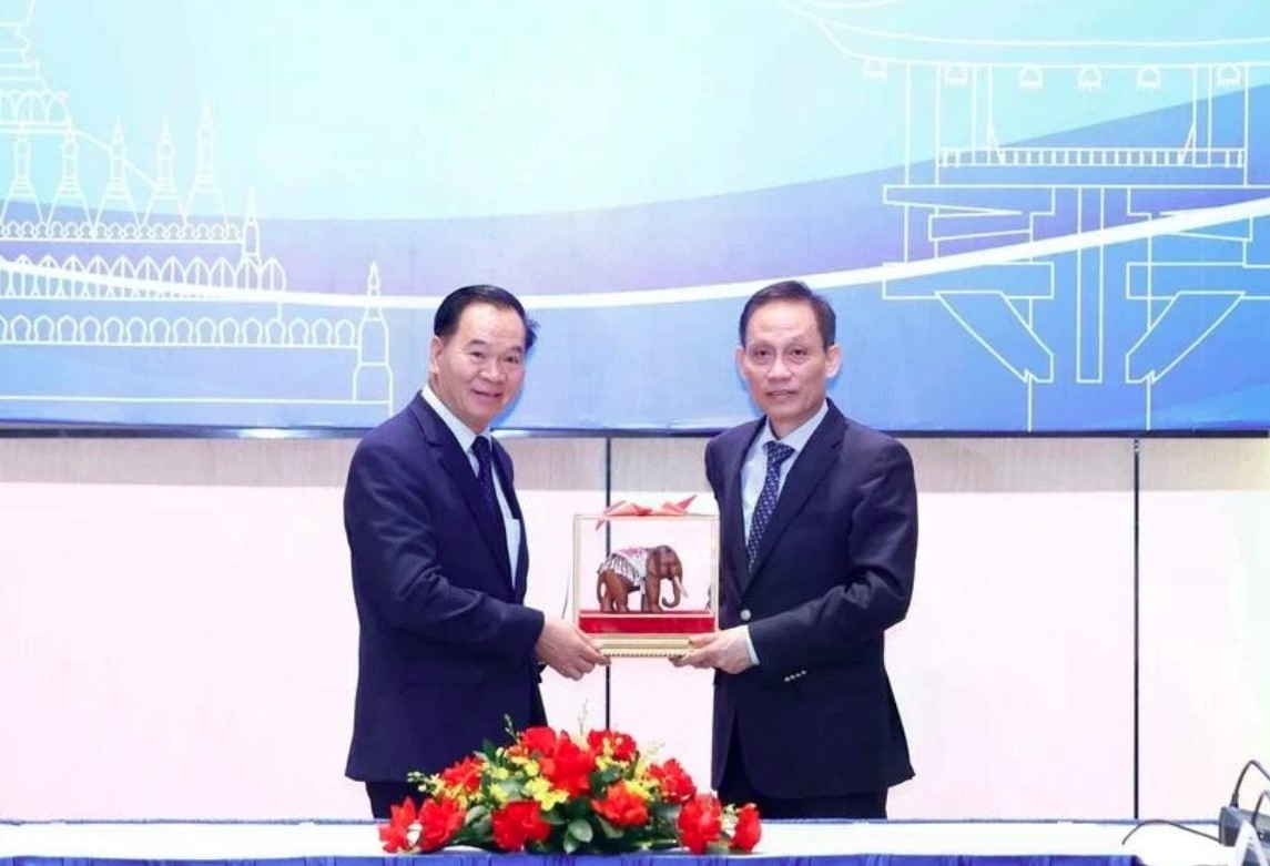 Secretary of the CPV Central Committee and Chief of its Office Le Hoai Trung (R) and his Lao counterpart Thongsalith Mangnomek at their talks in Hanoi on May 29