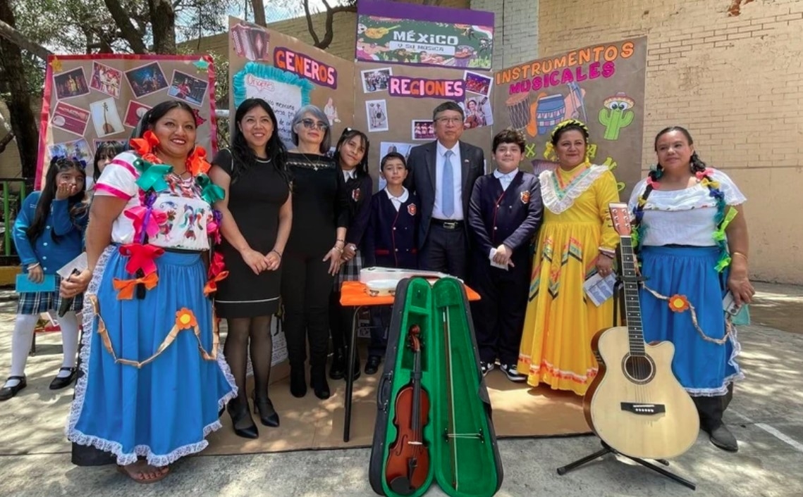 Ambassador Nguyen Van Hai visits a booth showcasing the Mexican culture at the event. (Photo: Vietnamese Embassy in Mexico)