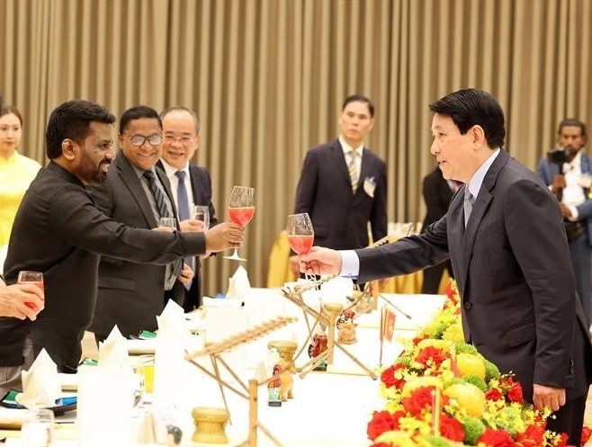 Vietnamese President Luong Cuong (right) and Sri Lankan President Anura Kumara Dissanayaka toast at the state banquet in Hanoi on the evening of May 5.
