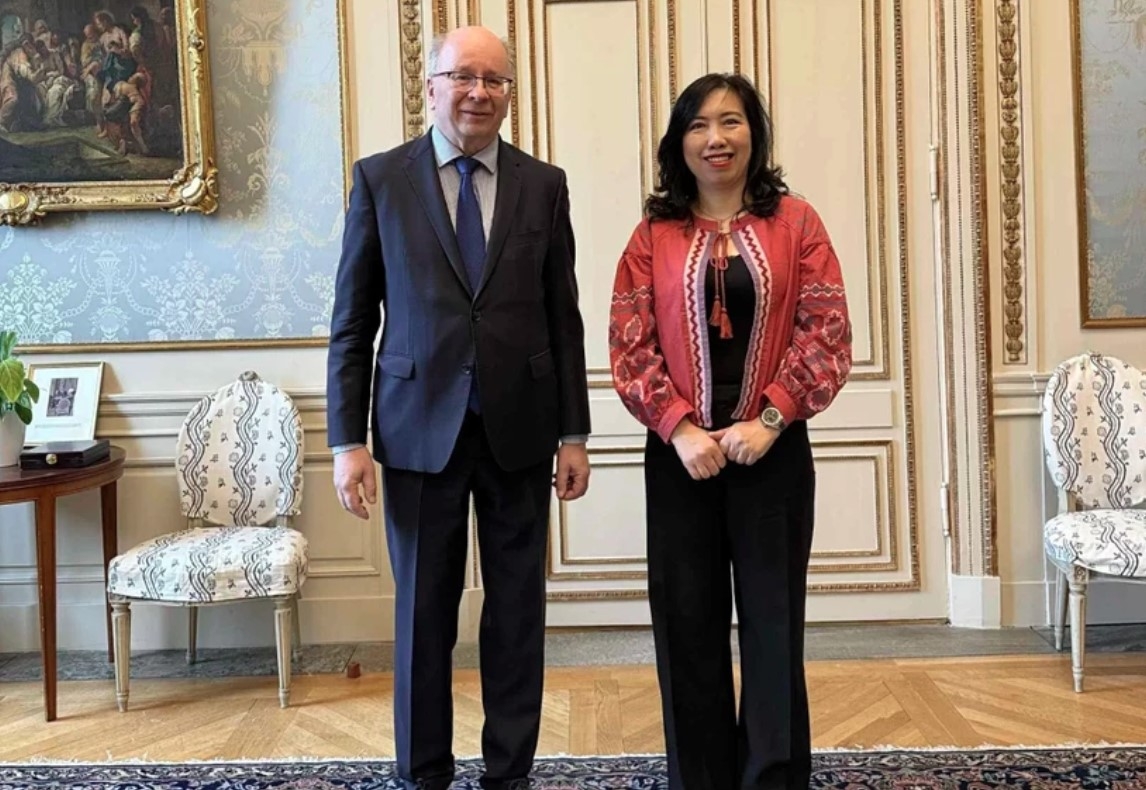 Vietnamese Deputy Minister of Foreign Affairs Le Thi Thu Hang (R) and Swedish State Secretary for Foreign Affairs Dag Hartelius (Photo: baoquocte.vn)