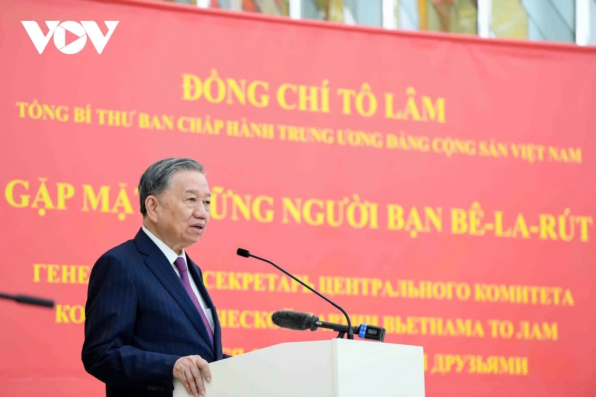 Party General Secretary To Lam speaks during his meeting with Belarusian friends in Minsk on May 11 as part of his visit to Belarus