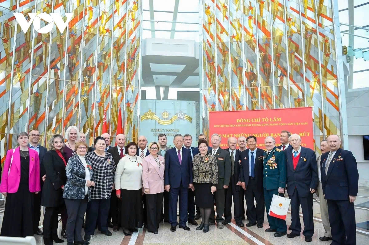Party General Secretary To Lam and Belarusian friends pose for a group photo after the meeting