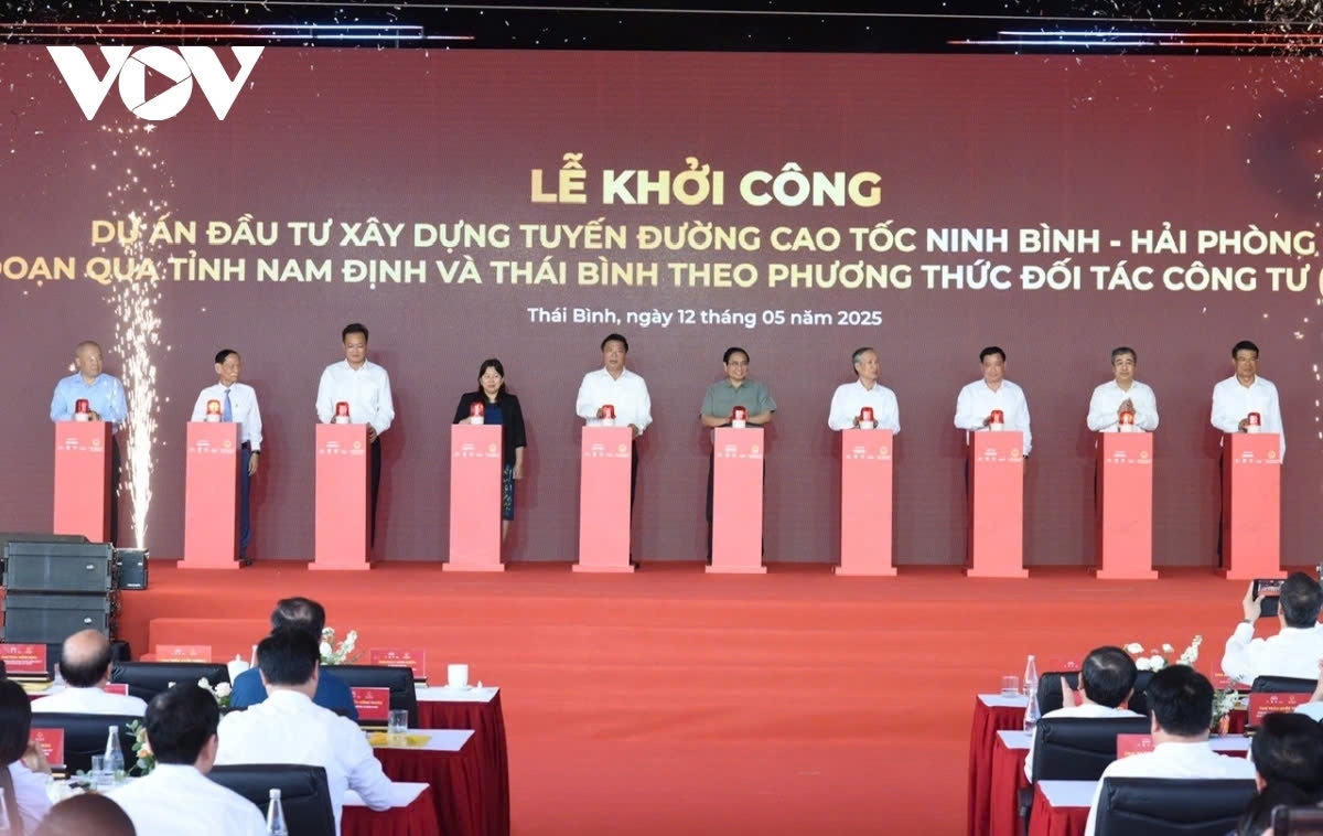 Prime Minister Pham Minh Chinh and other officials press the button, kick-starting the construction of the Ninh Binh – Hai Phong expressway project running through Thai Binh and Nam Dinh provinces on May 12