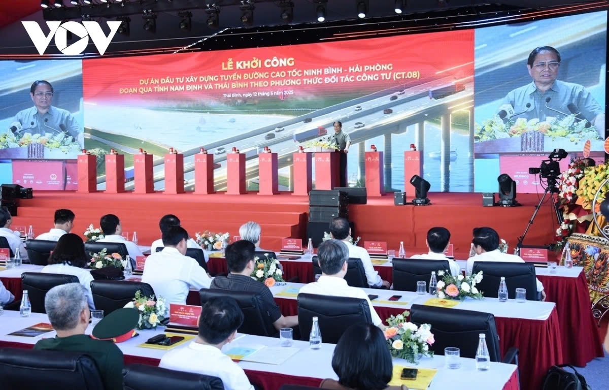 Prime Minister Pham Minh Chinh speaks at the groundbreaking ceremony for the Ninh Binh – Hai Phong expressway project and the Hung Phu Industrial Park project in Thai Binh on May 12