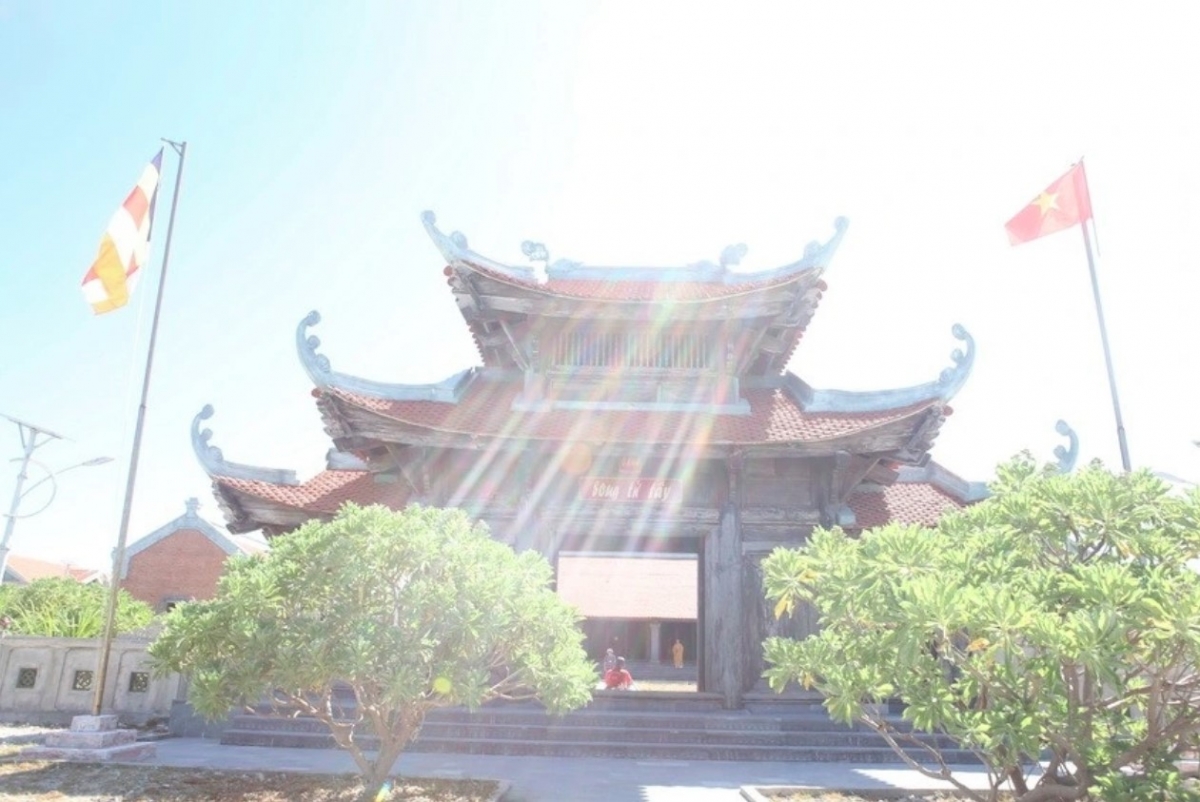 A photograph introduces Song Tu Tay pagoda in Song Tu Tay Island in the Truong Sa (Spratly) archipelago.
