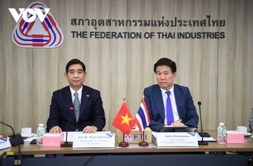 Vietnamese Ambassador to Thailand Pham Viet Hung and Vice Chairman of the Federation of Thai Industries Vathit Chokwatana at the seminar on promoting logistics connectivity between Thailand and Vietnam held in October 2024