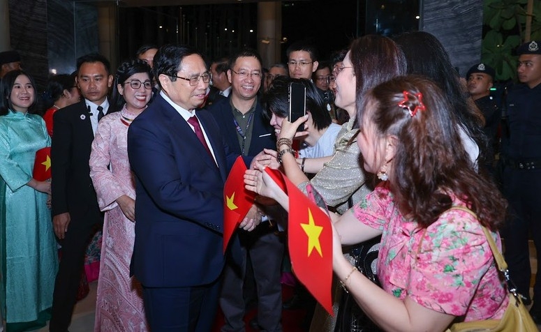 Vietnamese community representatives in Malaysia welcomes PM Pham Minh Chinh, his spouse, and  delegation (Photo: VGP)