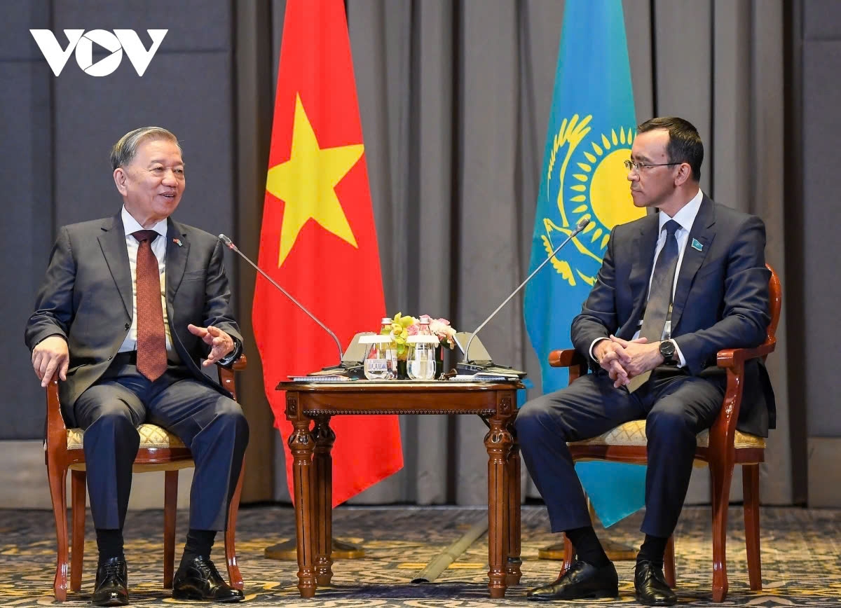 Vietnamese Party General Secretary To Lam (R) and Kazakh Senate Chairman Maulen Ashimbayev during their meeting in Astana on May 5.