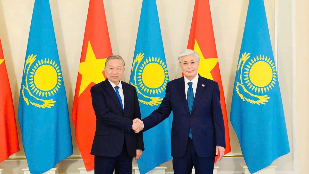 Vietnamese Party General Secretary To Lam (L) and Kazakhstani President Kassym-Jomart Tokayev ahead of the their talks in capital Astana on May 6