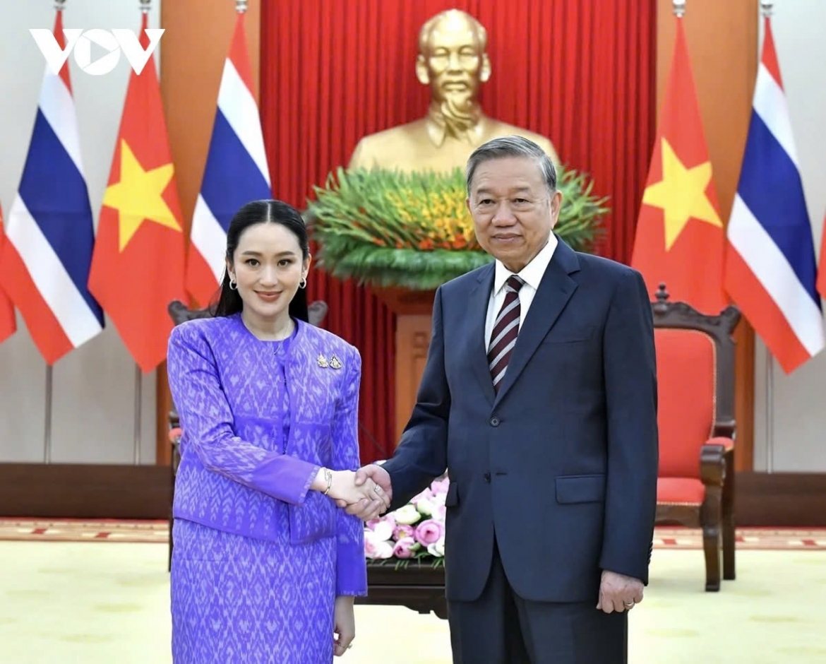 Vietnamese Party leader To Lam (R) receives Prime Minister Paetongtarn Shinawatra of Thailand in Hanoi on May 16