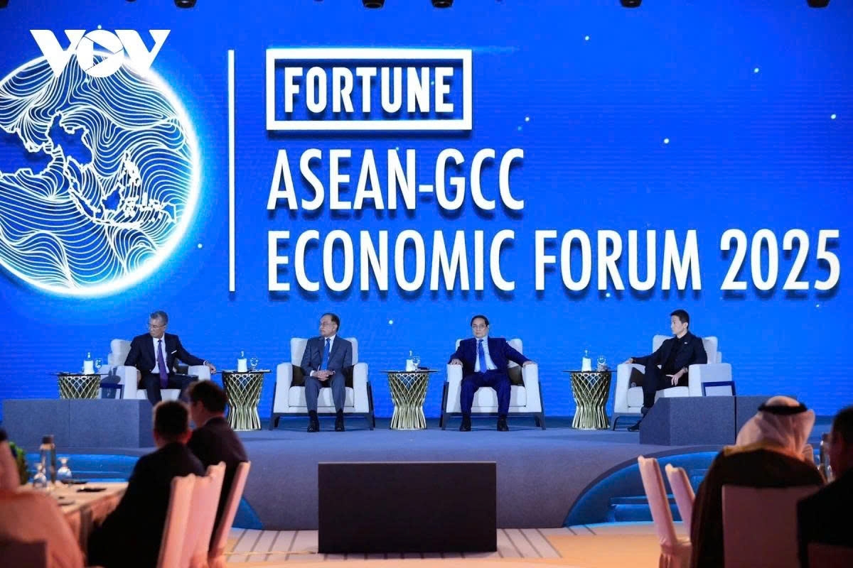 Vietnamese Prime Minister Pham Minh Chinh (second from right) and Malaysian Prime Minister Anwar Ibrahim engage in discussions themed The Intelligence Grid: Building Bridges Through Sovereign AI Collaboration are part of the ASEAN – GCC economic forum in Malaysia on May 28