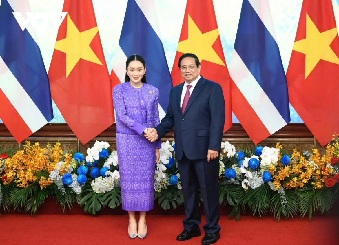 Vietnamese Prime Minister Pham Minh Chinh (R) and Thai Prime Minister Paetongtarn Shinawatra shaking hands before co-chairing the fourth Vietnam - Thailand Joint Cabinet Meeting in Hanoi on May 16