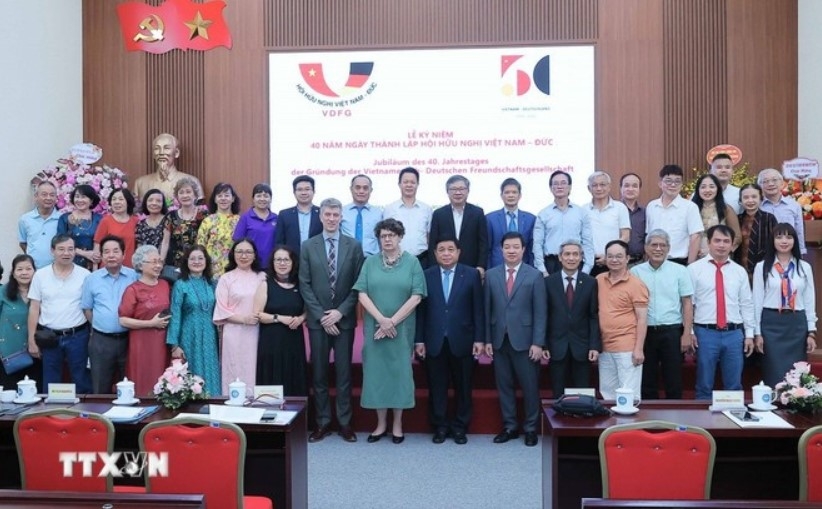 Delegates pose for a group photo at a ceremony marking 40th founding anniversary of Vietnam-Germany Friendship Association