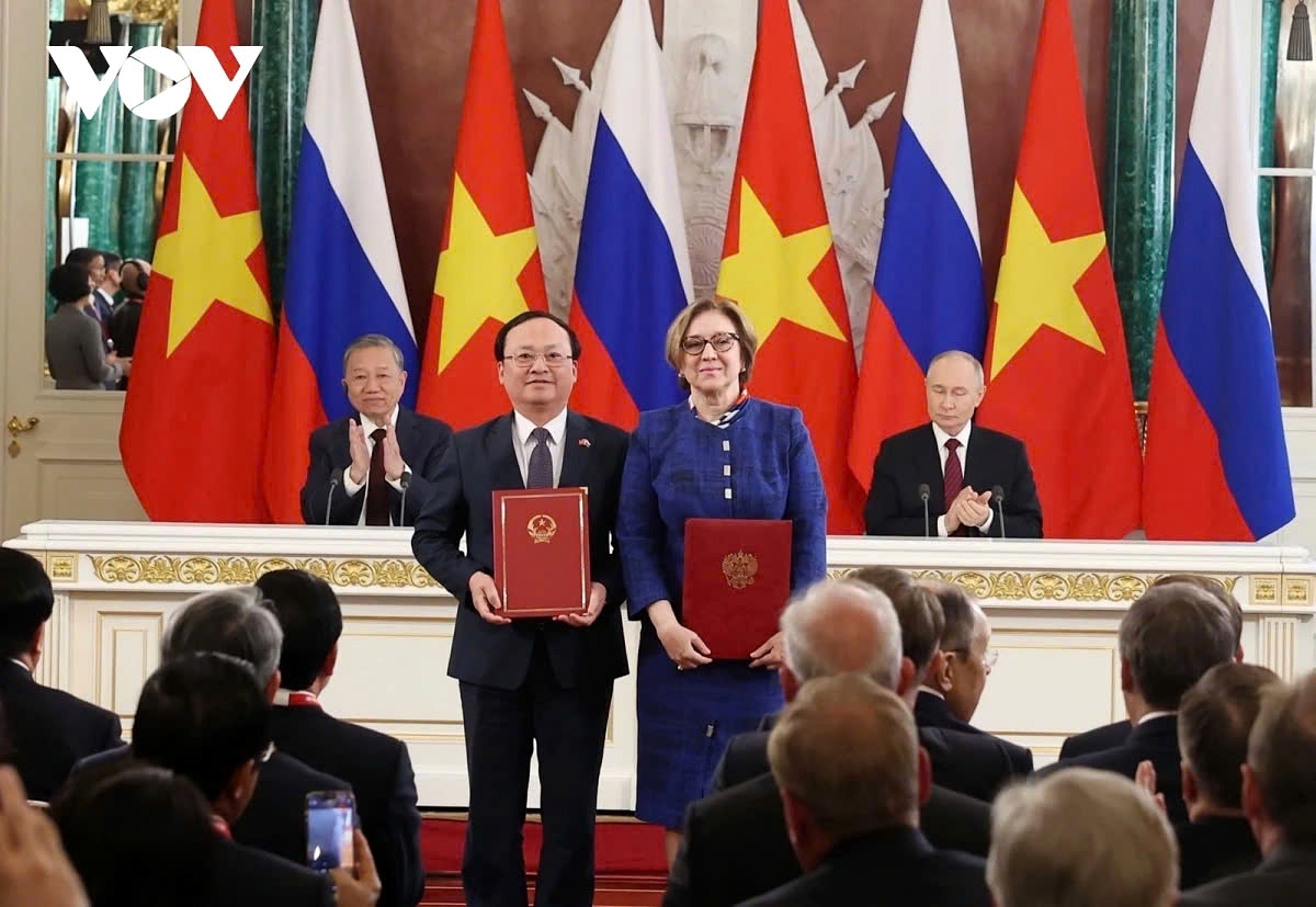 VOV President Do Tien Sy (L) and CEO and Artistic Director Irina Gerasimova (R) of the Russian State TV &amp; Radio Music Centre that includes Orpheus Radio, after the signing ceremony in Moscow on May 10