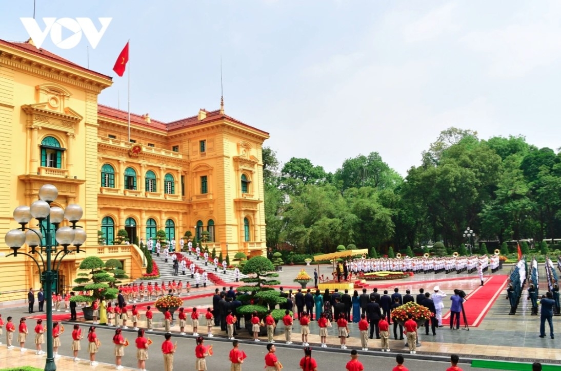 President Anura Kumara Dissanayaka of Sri Lanka arrives in Hanoi on May 4, starting his three-day State visit to Vietnam and participation in the UN Day of Vesak 2025 at the invitation of Vietnamese President Luong Cuong.