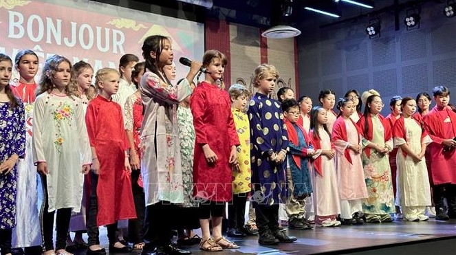 “Bonjour Vietnam” performed by Vietnamese and French children (Photo:VNA)