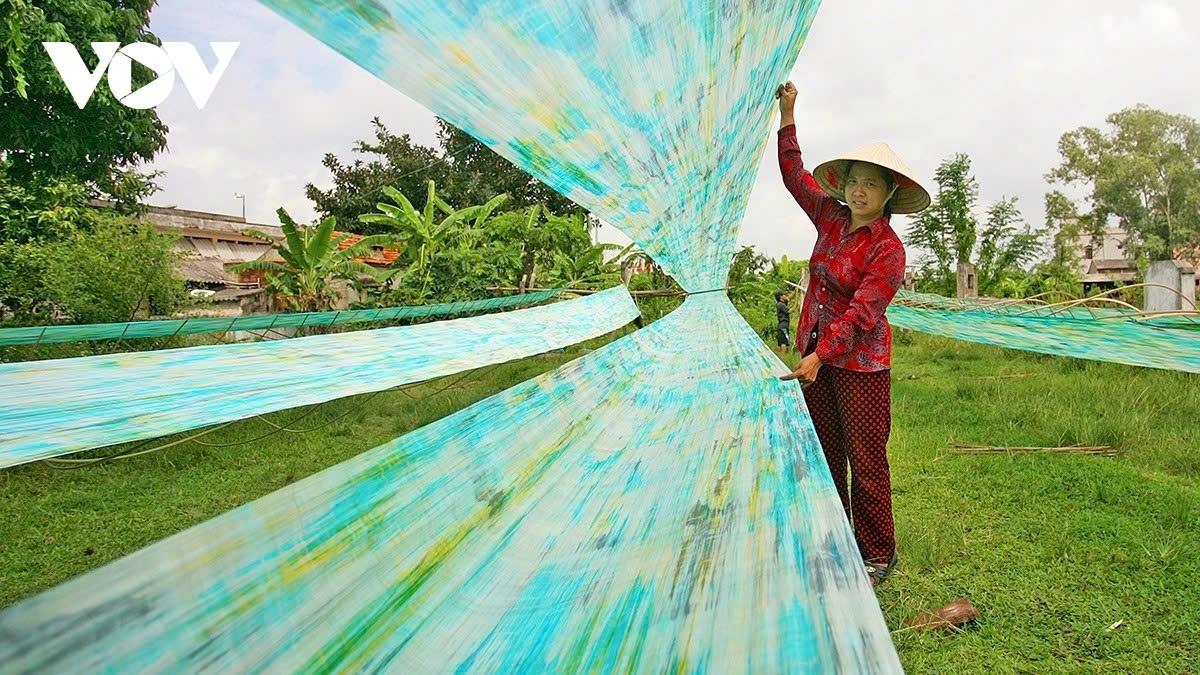 Legend has it that the craft was introduced during the Tran Dynasty by General Tran Khanh Du, who taught locals to grow mulberry trees, raise silkworms, and weave silk, making use of the region’s favourable natural conditions.