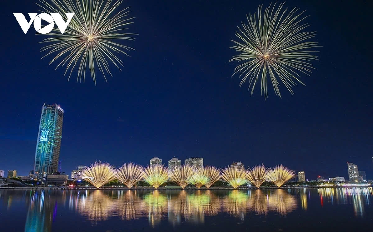 Kicking off the third night of DIFF 2025, the Orion Fireworks team from Canada light up the Han River with an eye-catching and poetic performance called Start Dust.